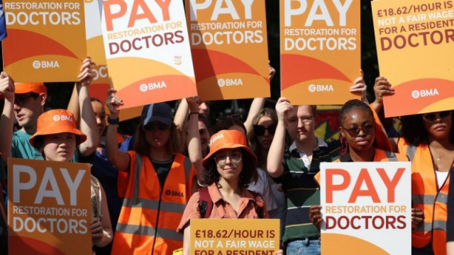 Лекари в Англия започнаха петдневна стачка в сряда заради заплащането